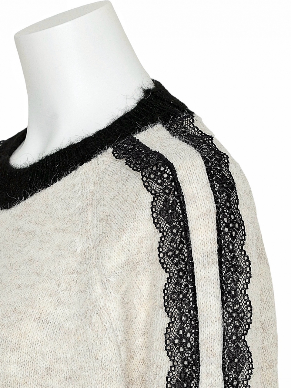 レーストリミングウールニットIVORY スタイリングイメージ6