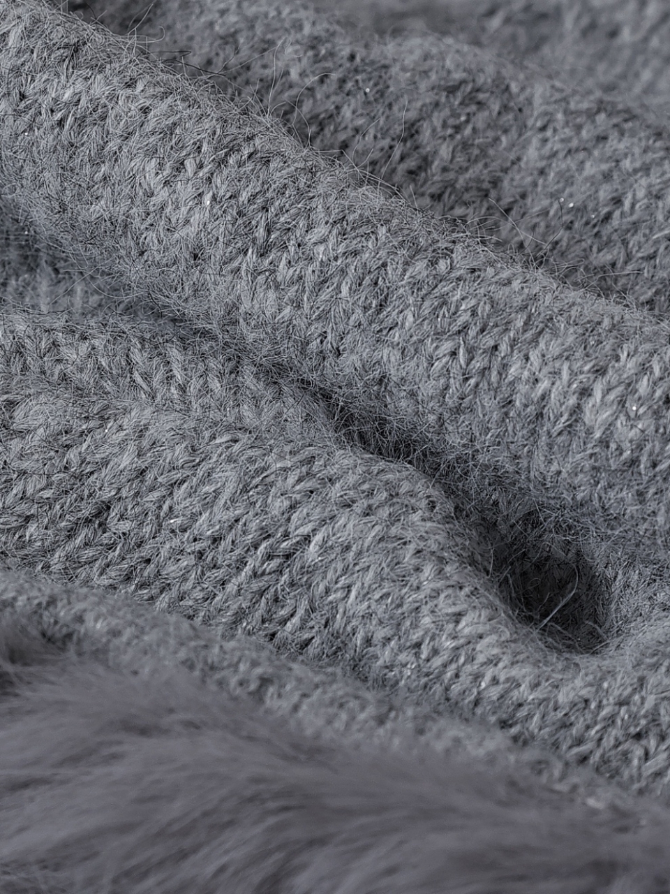 ティアードファーラメニットGRAY スタイリングイメージ8