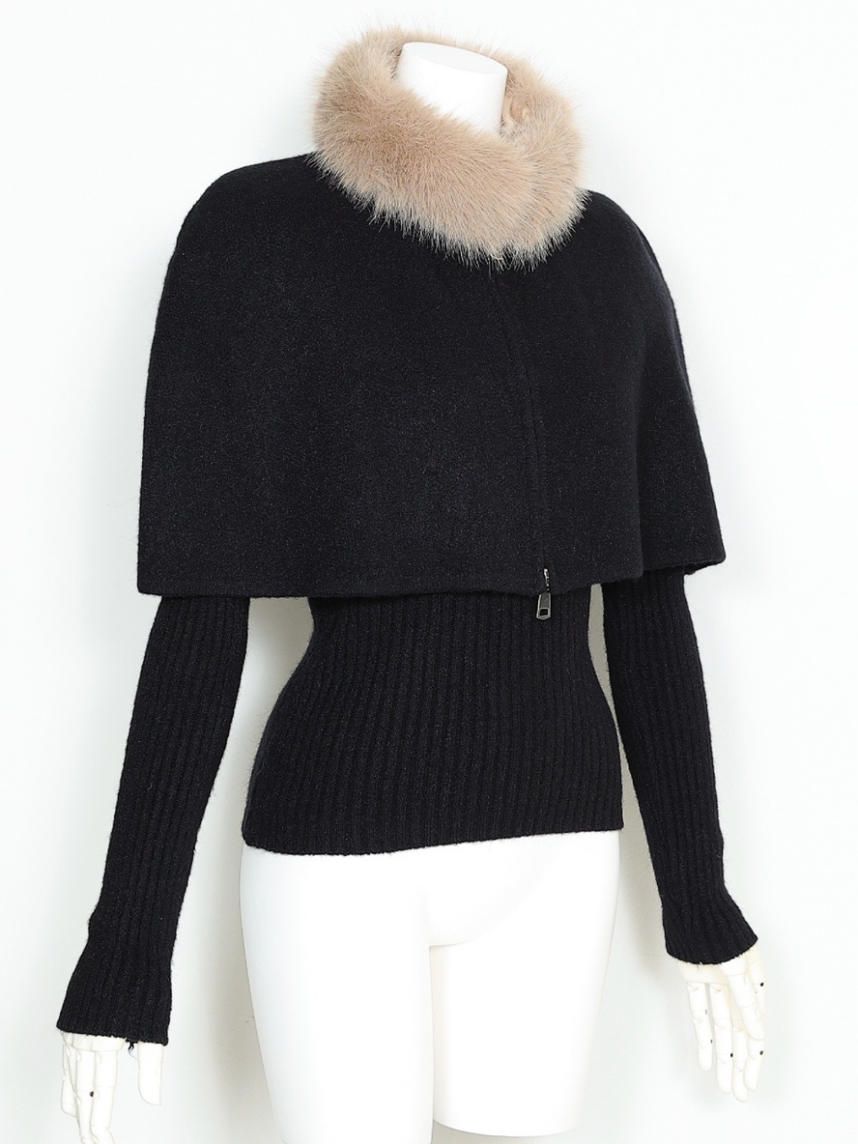 2WAYファーケープニットセットアップBLACK スタイリングイメージ3