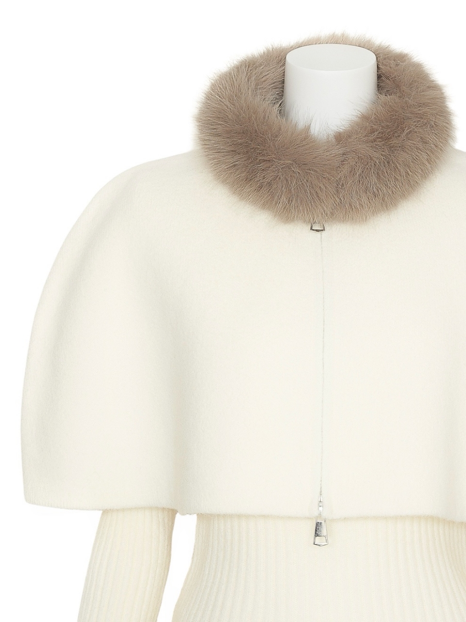 3WAYファーケープニットセットアップIVORY スタイリングイメージ6