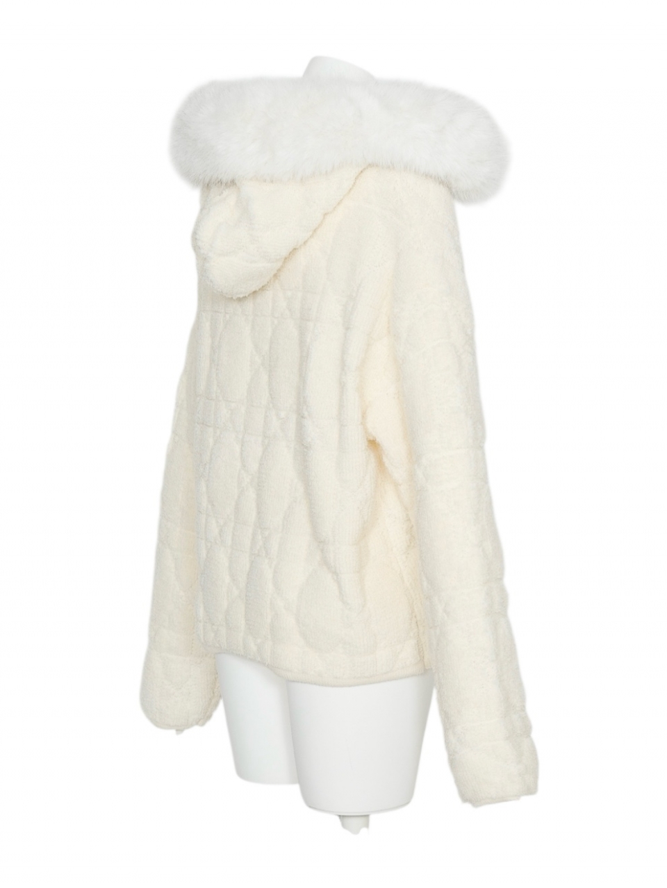 カナージュステッチファーフードニットアウターIVORY スタイリングイメージ3