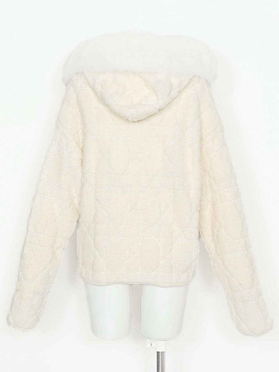 カナージュステッチファーフードニットアウターIVORY スタイリングイメージ4