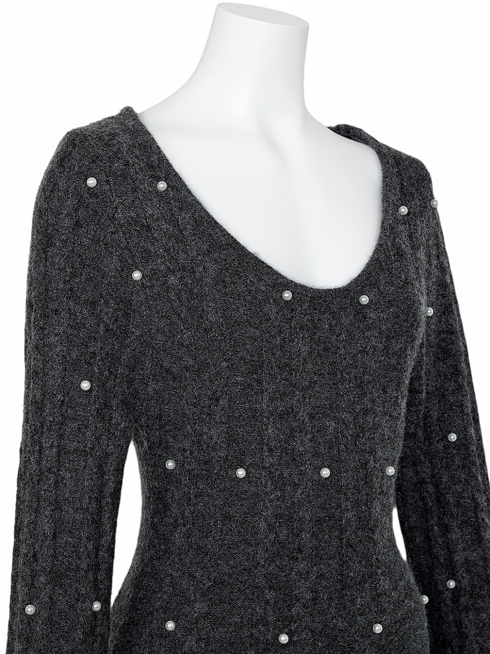 パールケーブルロングニットワンピースGRAY スタイリングイメージ3