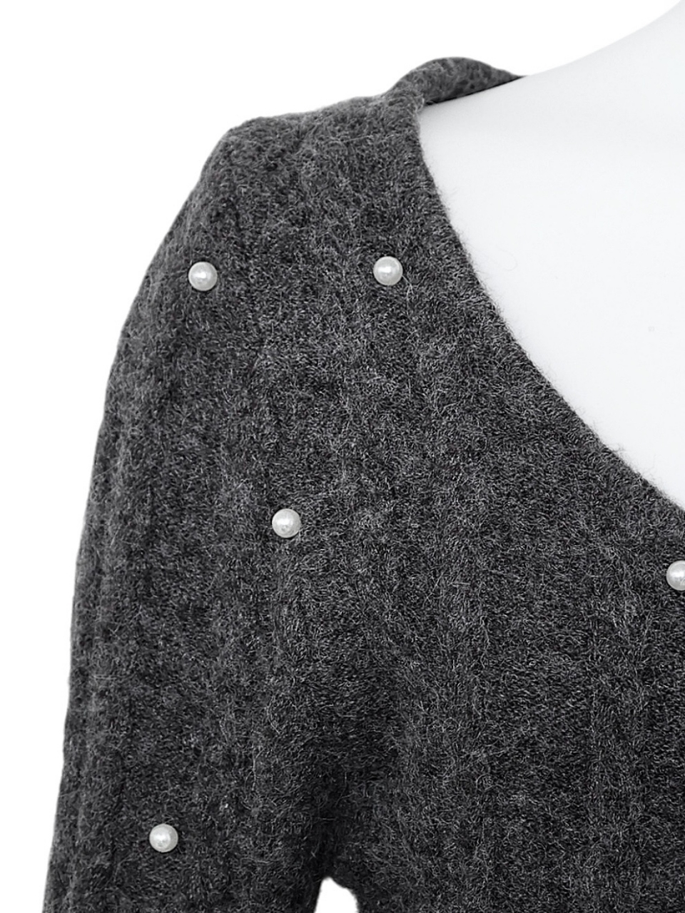 パールケーブルロングニットワンピースGRAY スタイリングイメージ4