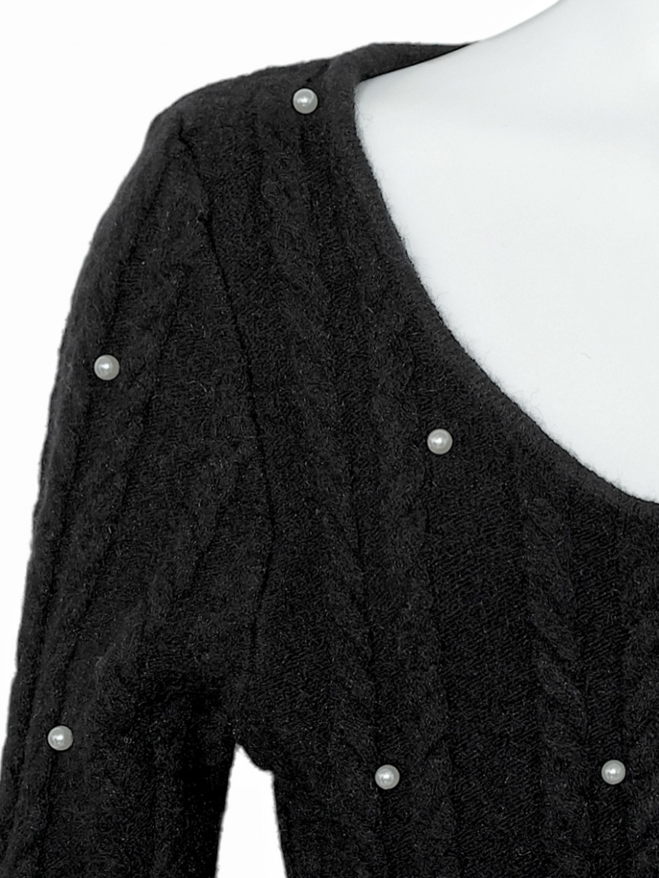 パールケーブルロングニットワンピースBLACK スタイリングイメージ4