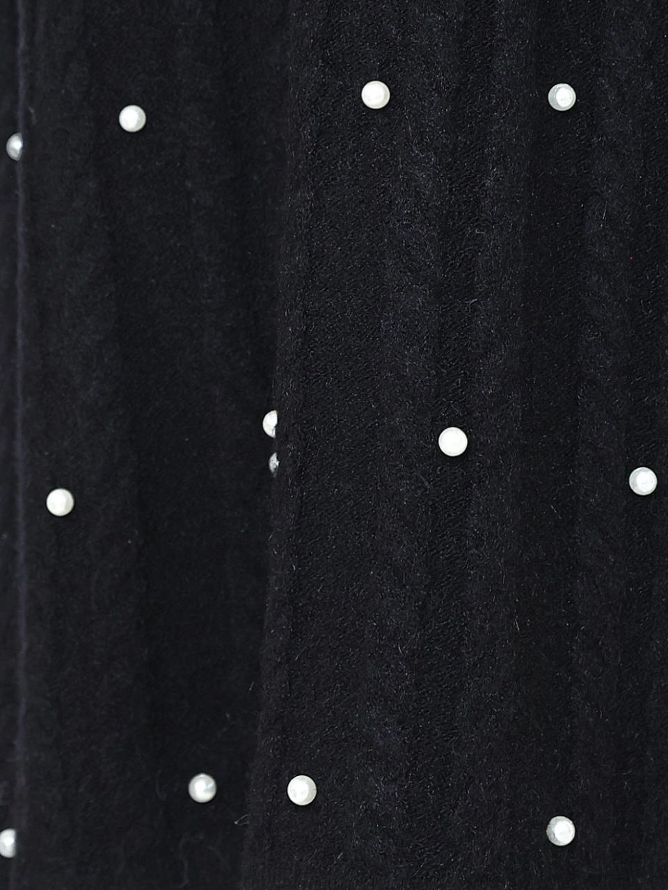 パールケーブルロングニットワンピースBLACK スタイリングイメージ5