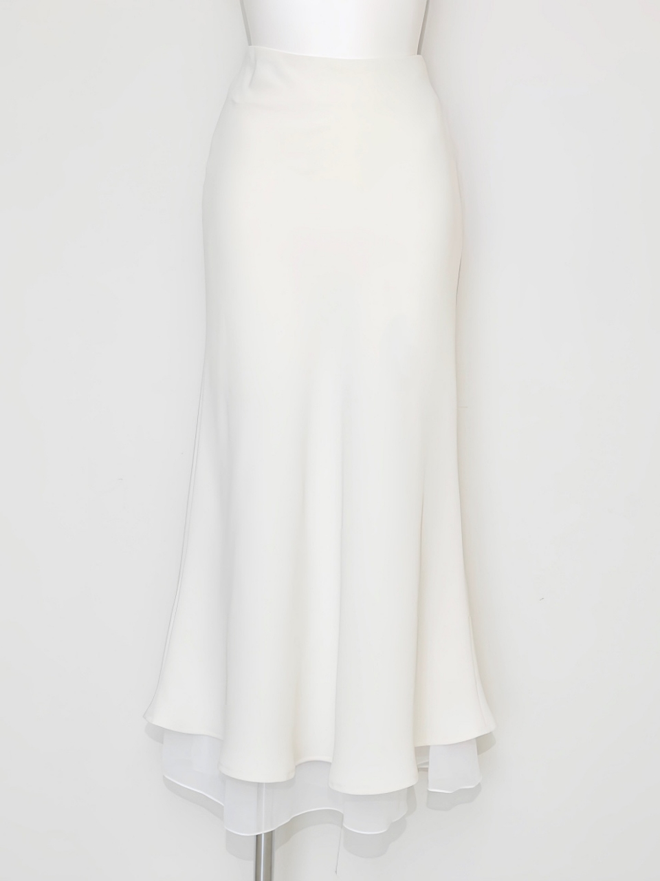 SofiaマーメイドロングスカートWHITE スタイリングイメージ2