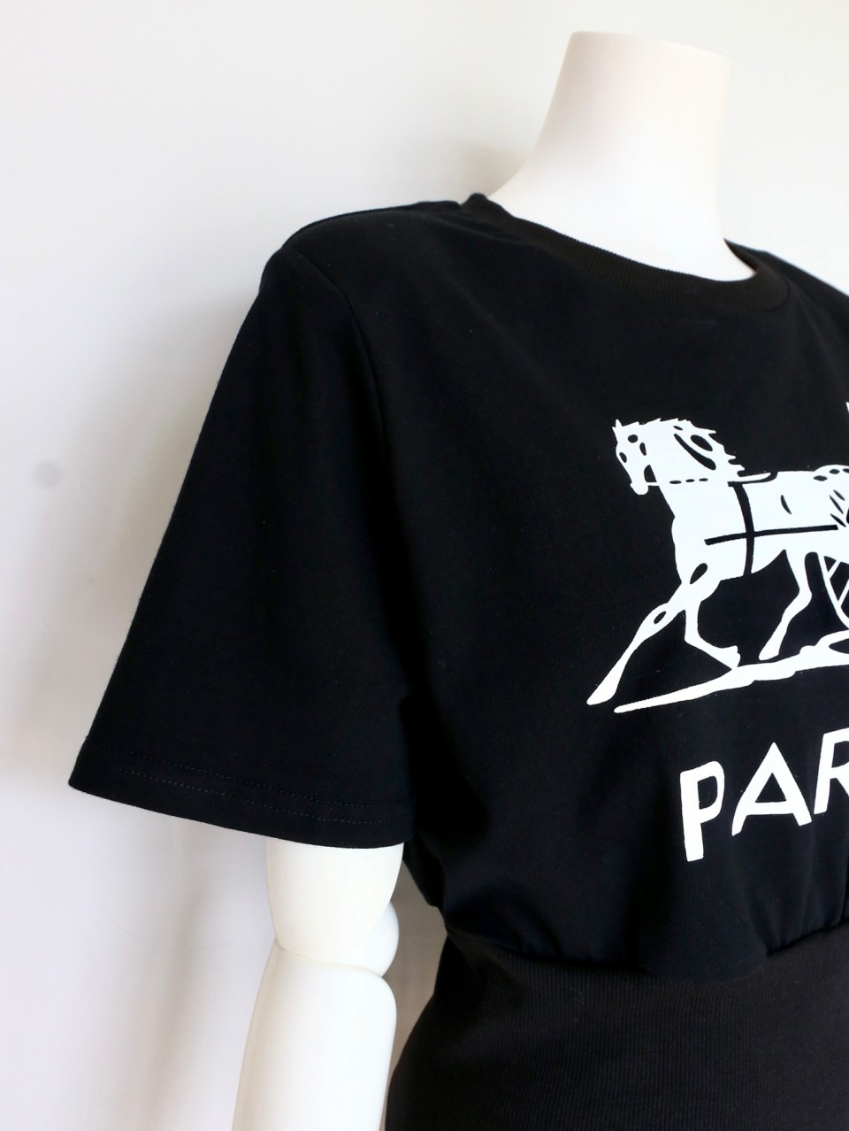 PARISお馬さんTシャツBLACK スタイリングイメージ6