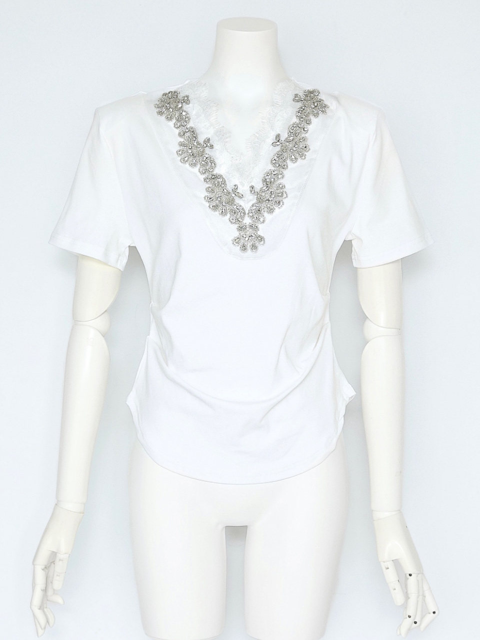ジュエルネックカーヴィトップスWHITE スタイリングイメージ1