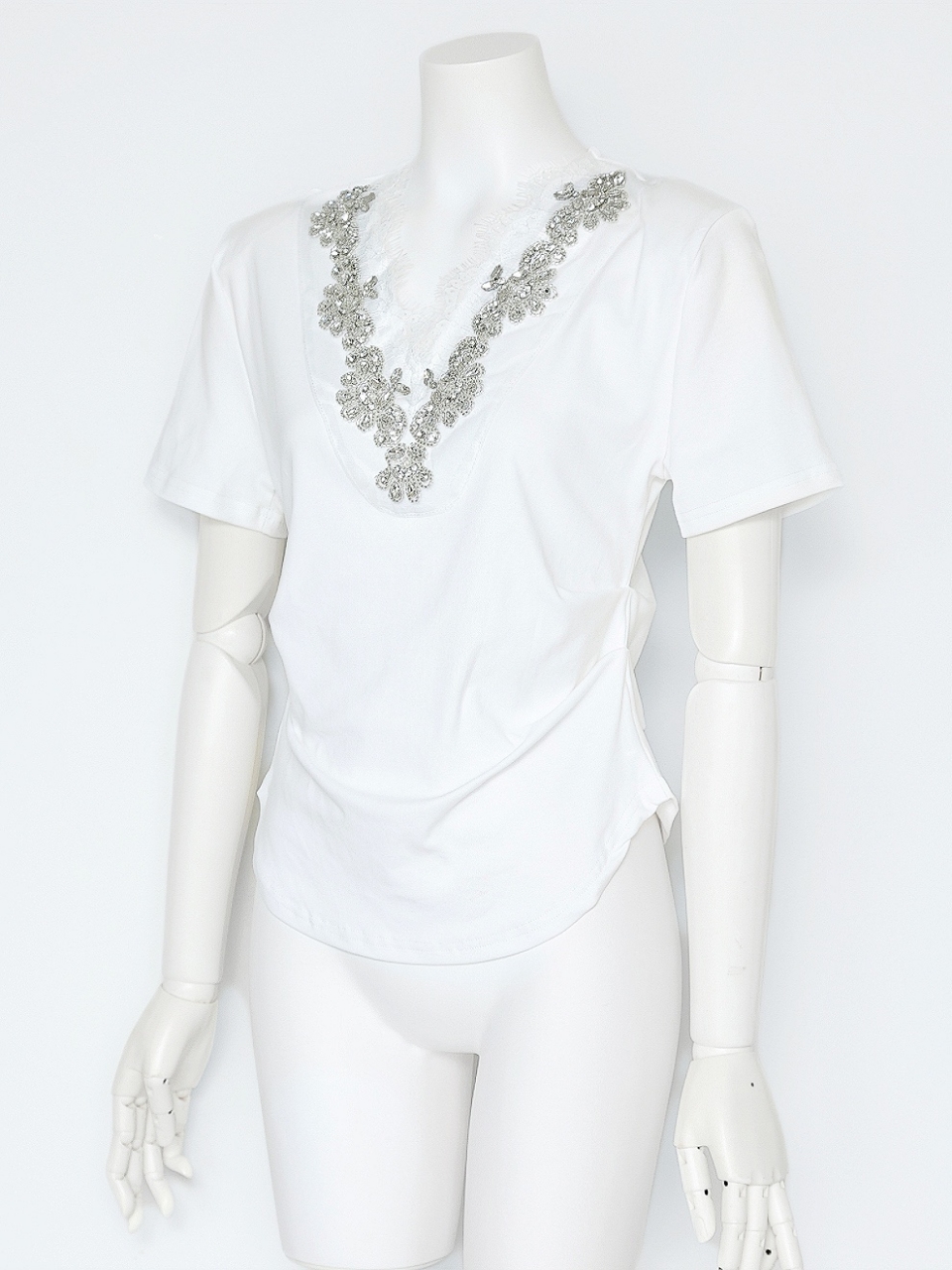 ジュエルネックカーヴィトップスWHITE スタイリングイメージ2