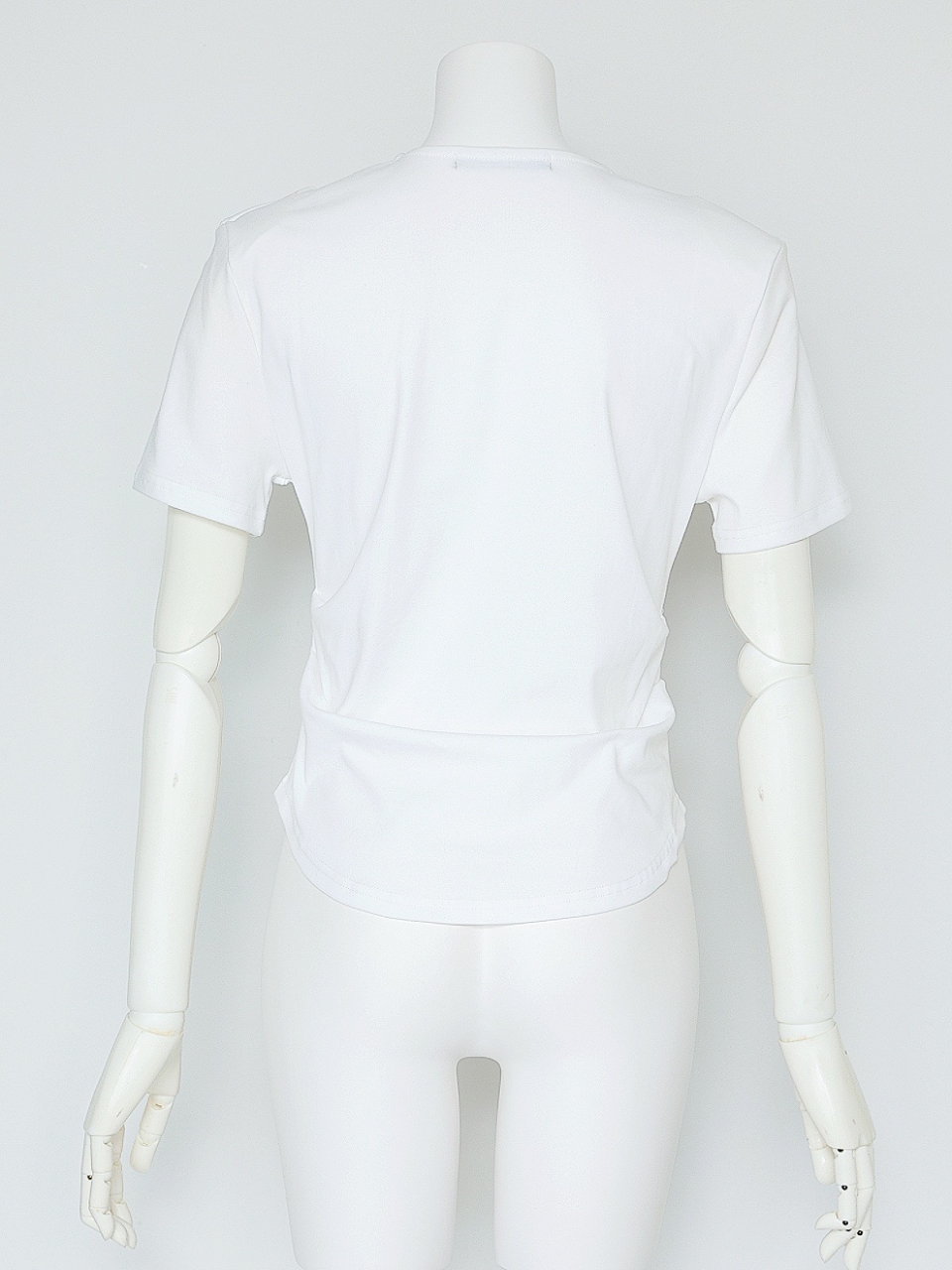 ジュエルネックカーヴィトップスWHITE スタイリングイメージ4