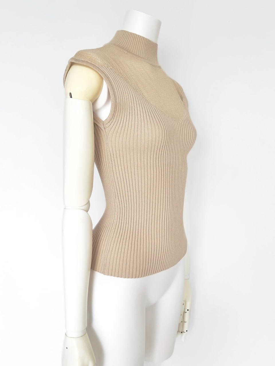 デコルテメッシュサマーニットBEIGE スタイリングイメージ2