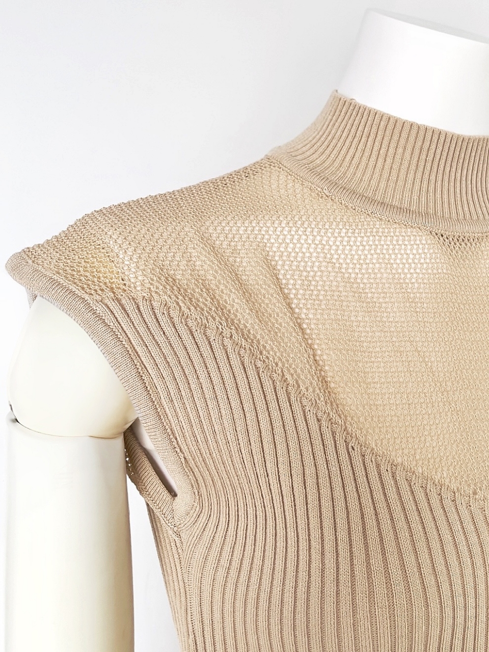 デコルテメッシュサマーニットBEIGE スタイリングイメージ7