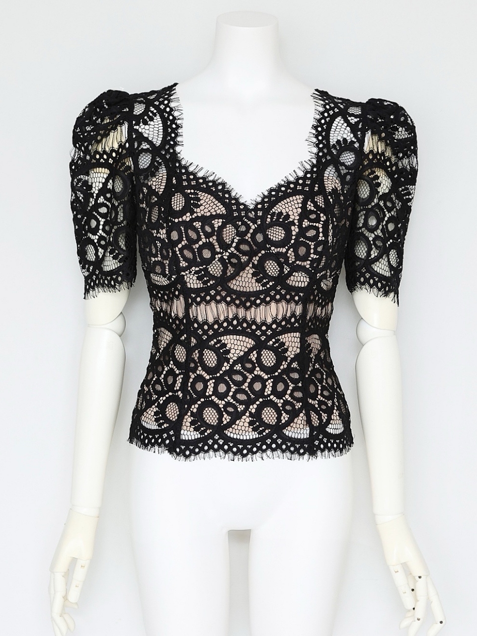 LUXE美フォムルレースブラウス(内蔵カップ付)BLACK スタイリングイメージ1