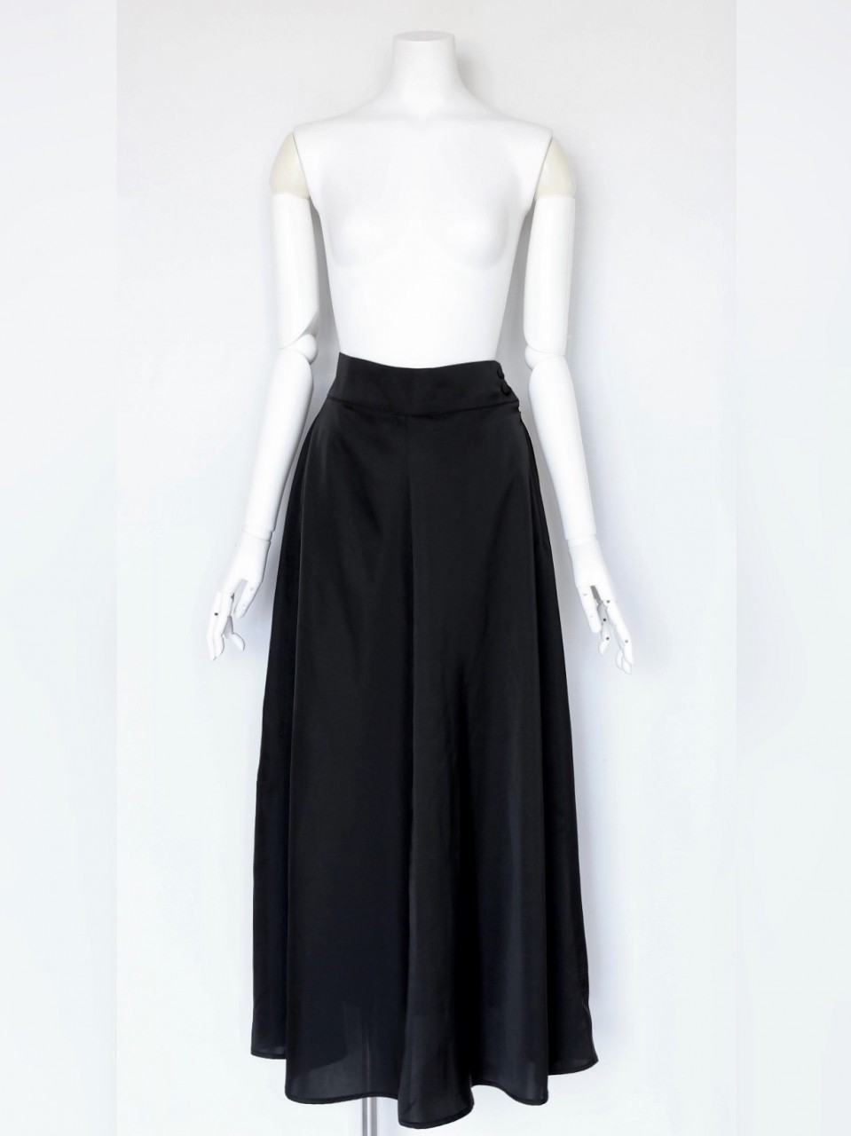BLACKサテンロングスカート スタイリングイメージ1