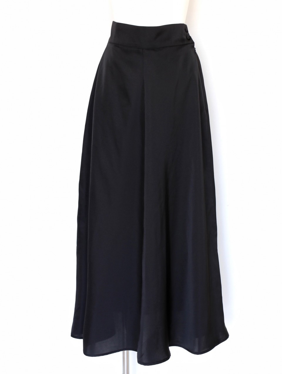 BLACKサテンロングスカート スタイリングイメージ2