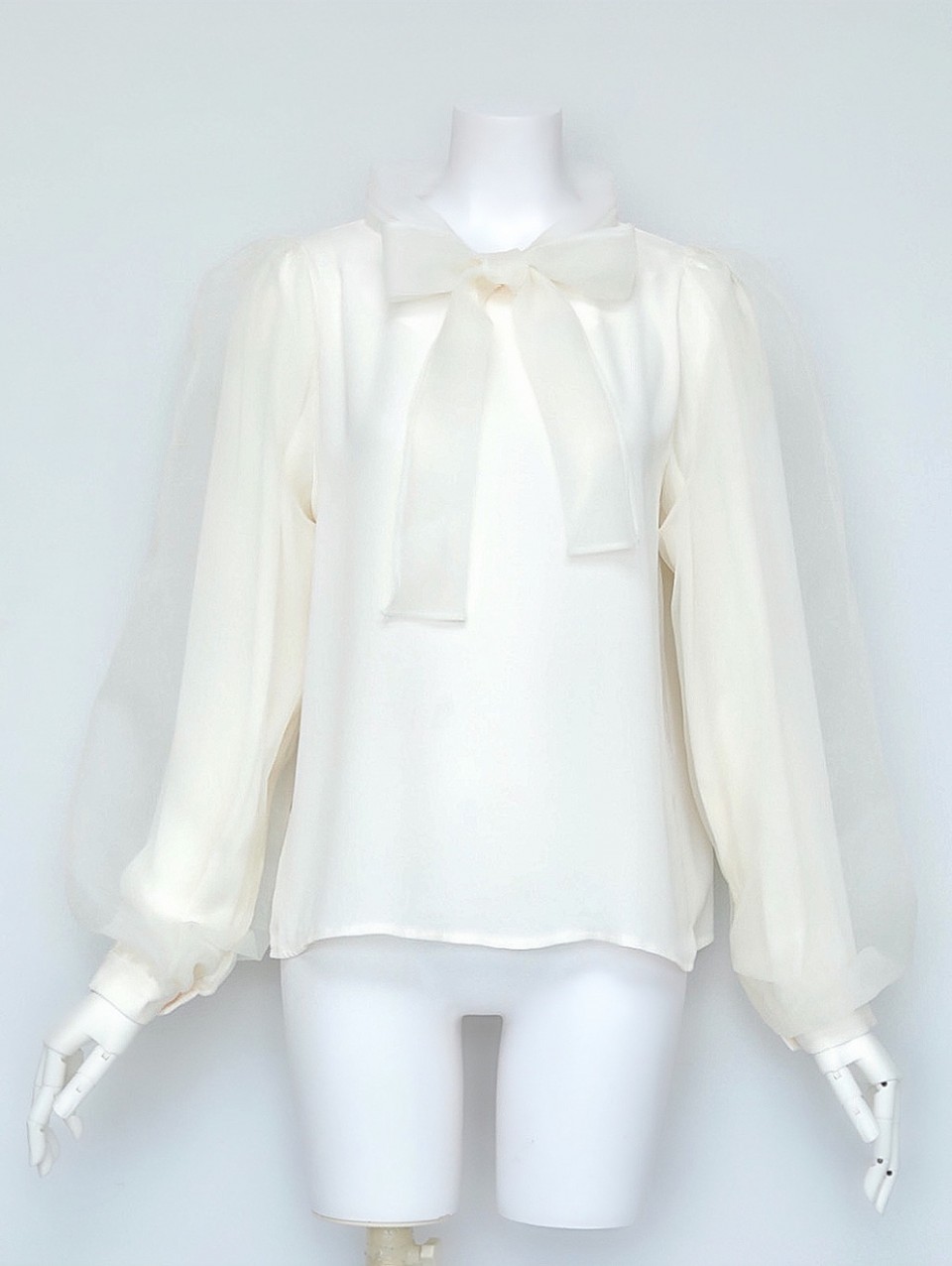オーガンジーリボンブラウスIVORY スタイリングイメージ1