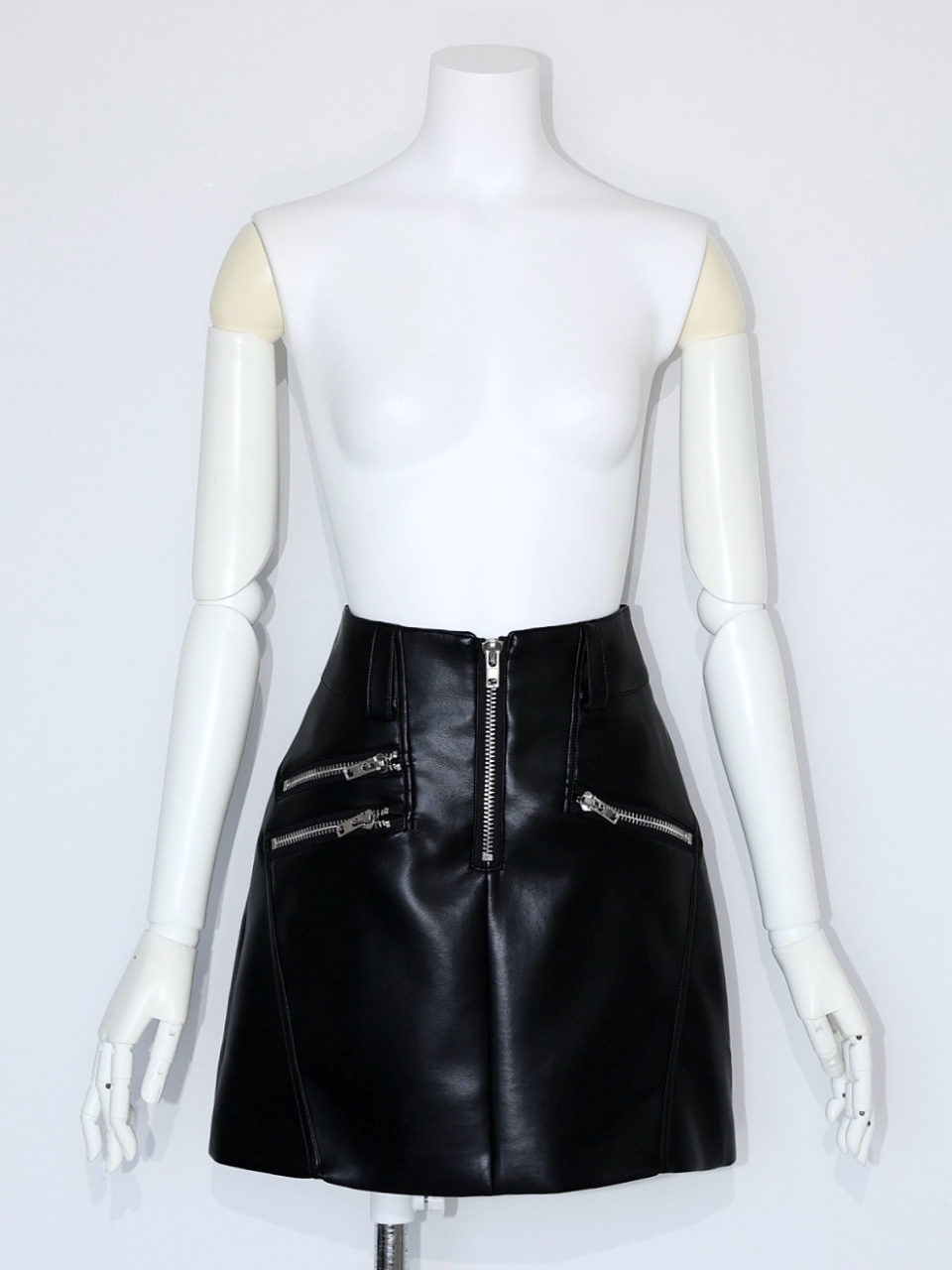 Zipフェイクレザースカート スタイリングイメージ1