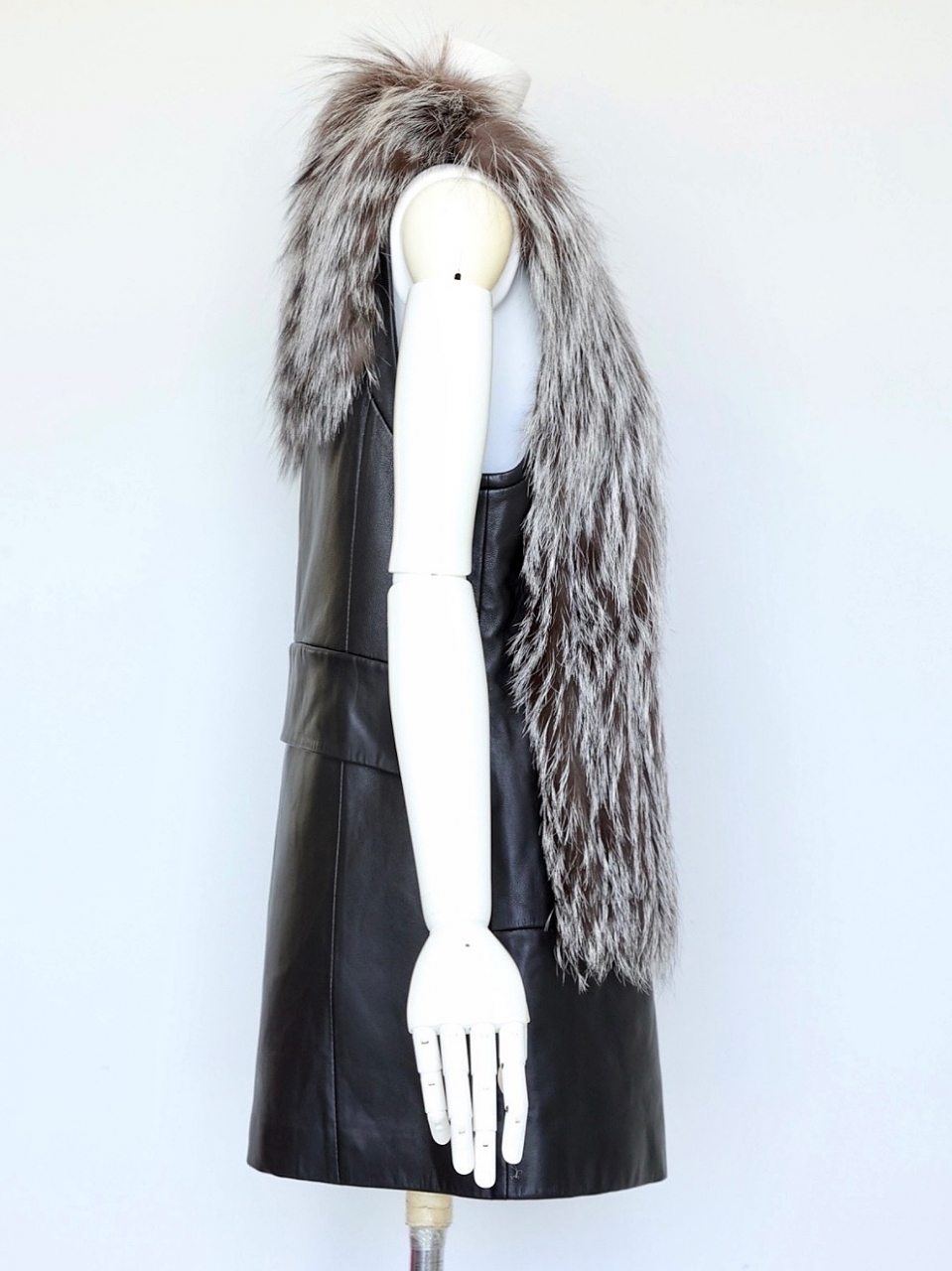 Real Fox Fur 本革2WAYジレワンピSILVER スタイリングイメージ3