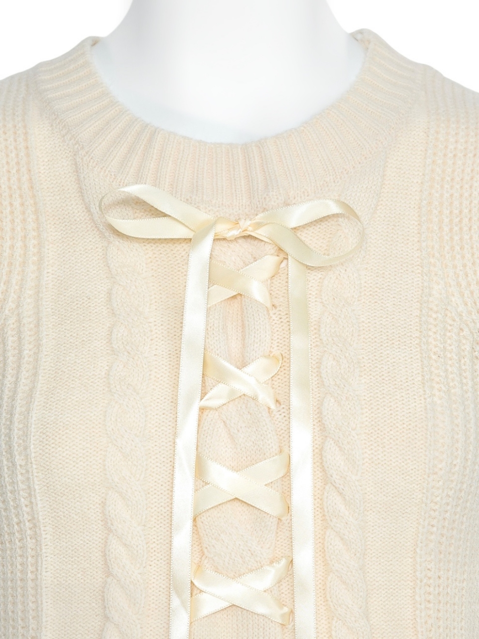 レースアップケーブルノースリニットIVORY スタイリングイメージ6