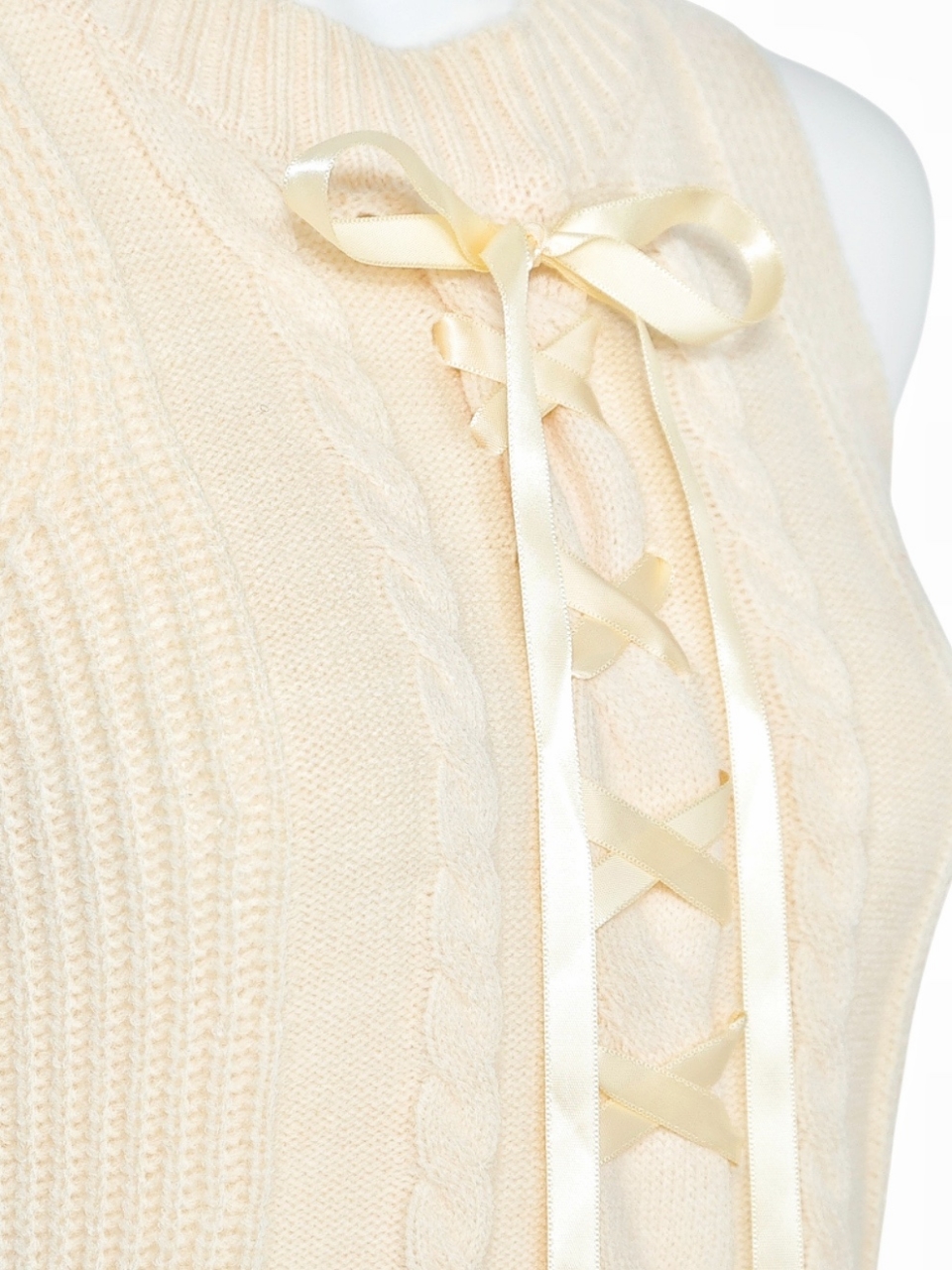 レースアップケーブルノースリニットIVORY スタイリングイメージ7