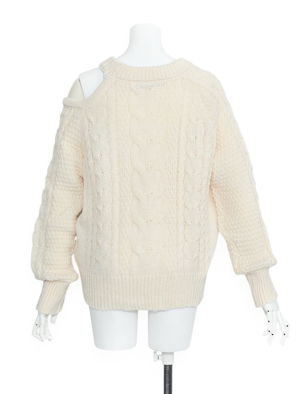 アシメオープンカットケーブルWOOLニットIVORY スタイリングイメージ3