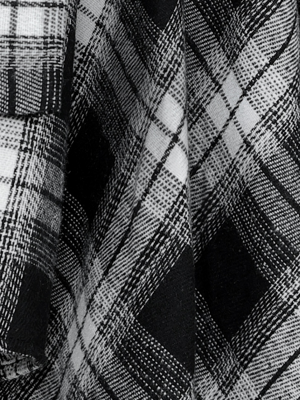 ネルシャツライクチェックヘムスカートBLACK スタイリングイメージ7