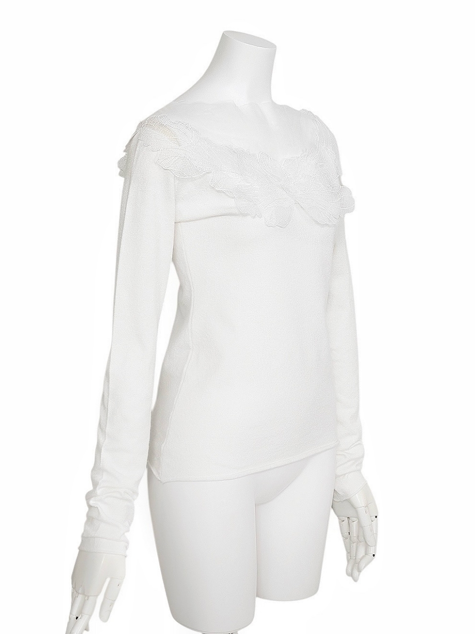 スワンリーフデコルテシアーニットWHITE スタイリングイメージ2