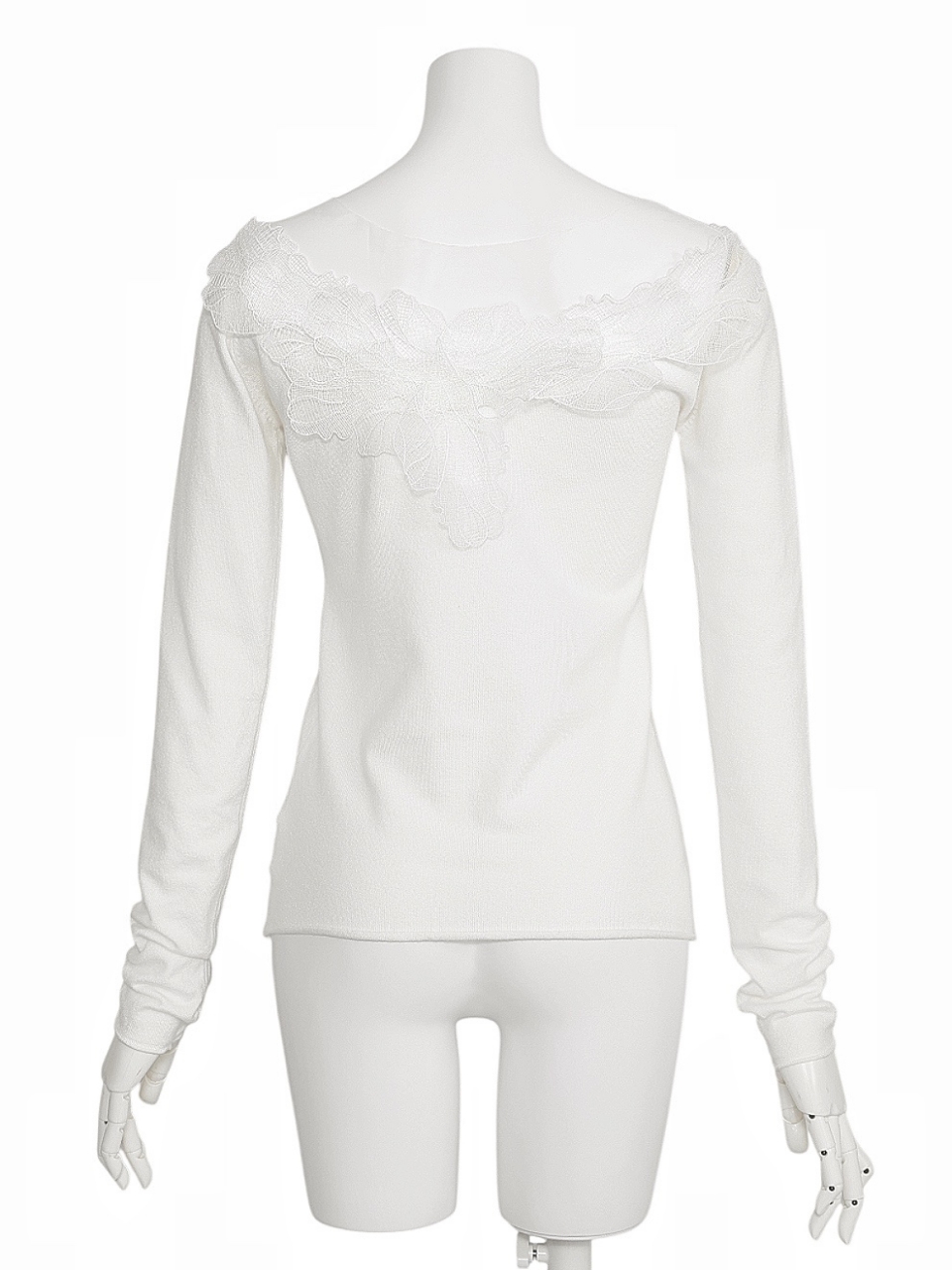 スワンリーフデコルテシアーニットWHITE スタイリングイメージ4