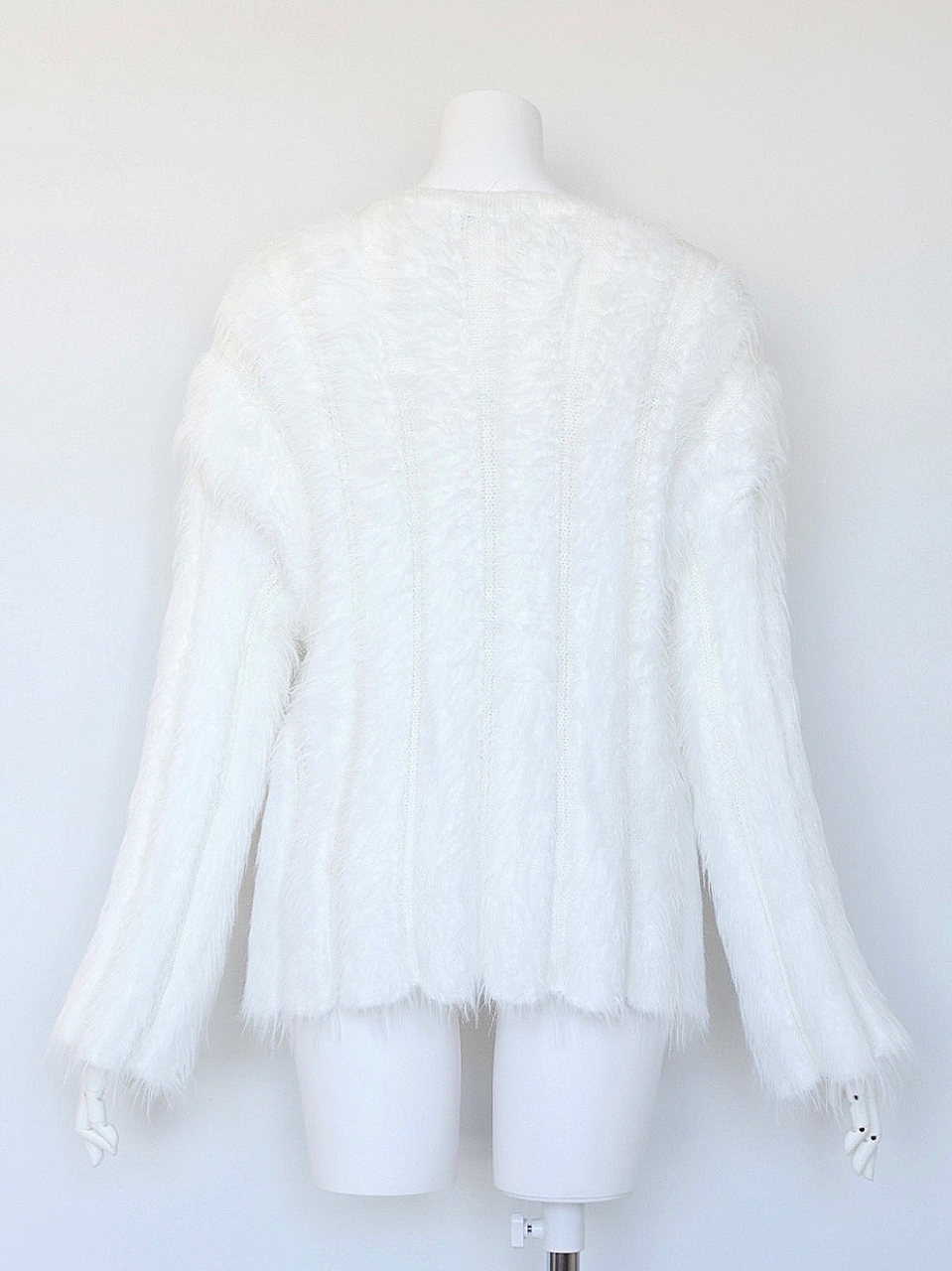 シャギーファーニットトップスWHITE スタイリングイメージ3