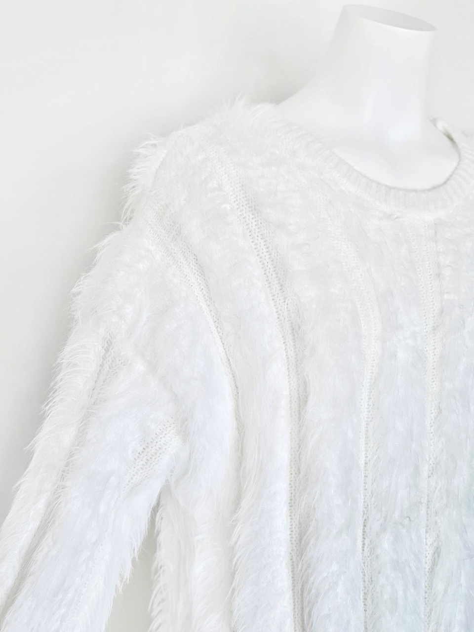 シャギーファーニットトップスWHITE スタイリングイメージ4