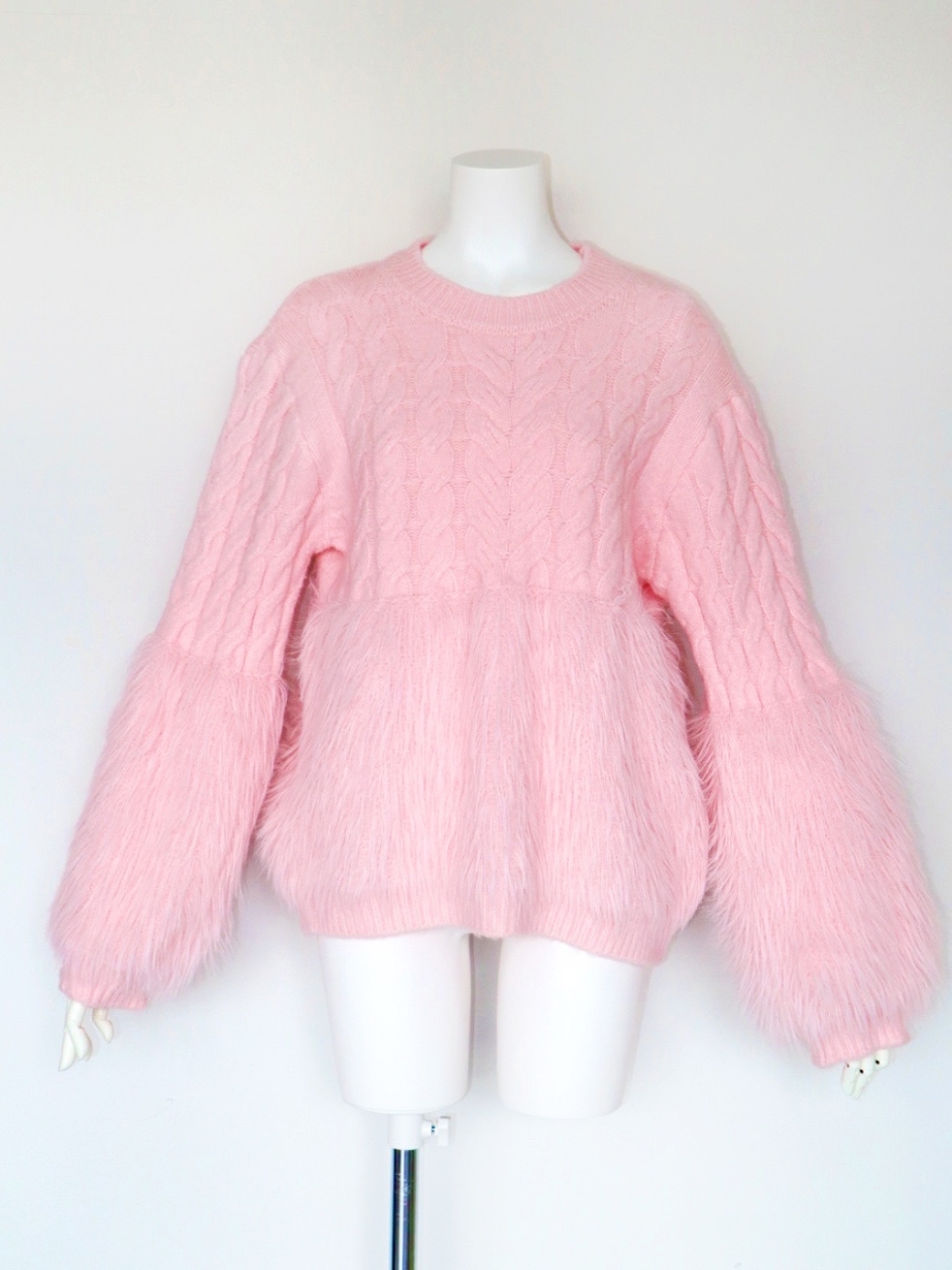 ケーブル編みファーニットPINK スタイリングイメージ1