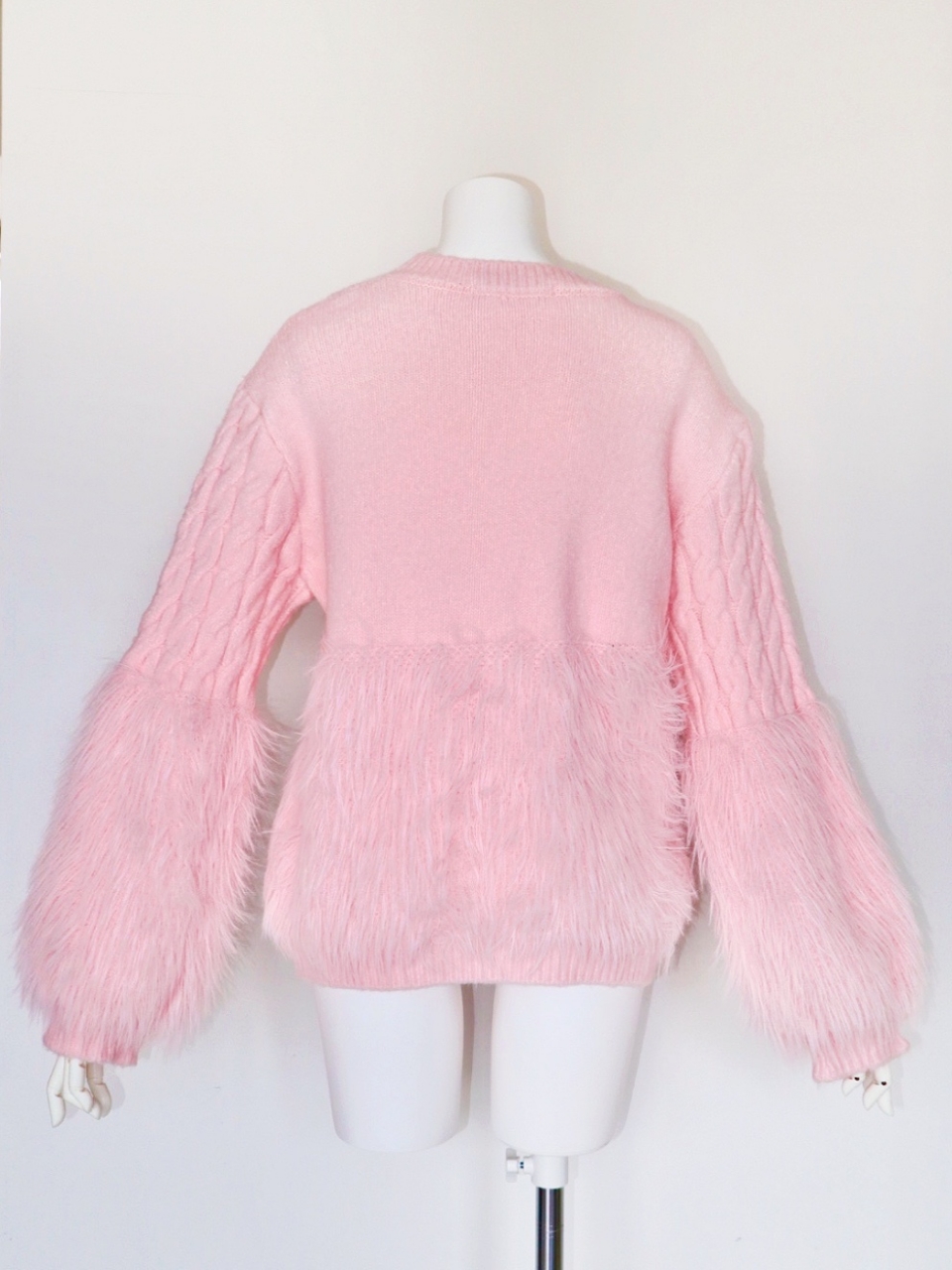 ケーブル編みファーニットPINK スタイリングイメージ3