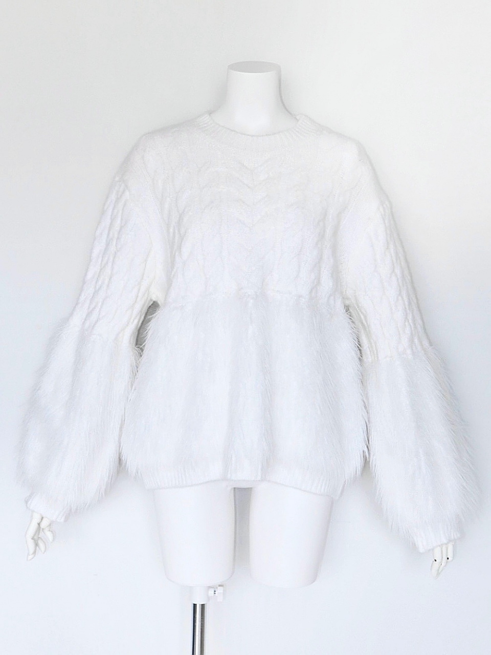 ケーブル編みファーニットWHITE スタイリングイメージ1