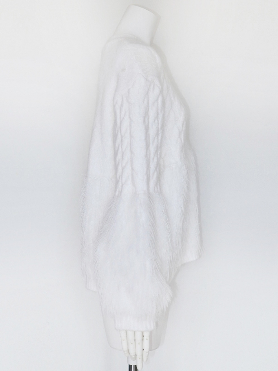 ケーブル編みファーニットWHITE スタイリングイメージ2
