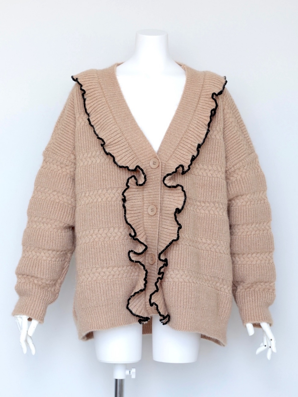 ゴージャスフリルオーバーカーディガンBEIGE スタイリングイメージ1