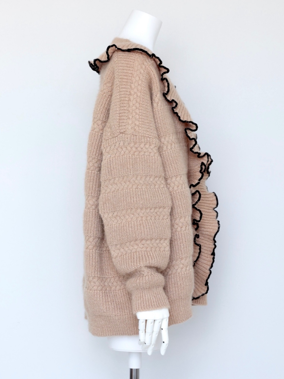 ゴージャスフリルオーバーカーディガンBEIGE スタイリングイメージ2