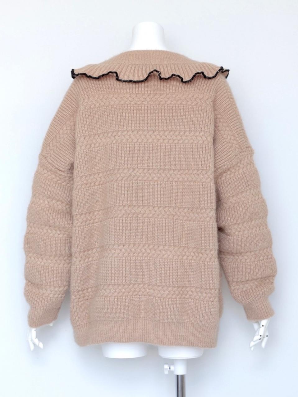 ゴージャスフリルオーバーカーディガンBEIGE スタイリングイメージ3