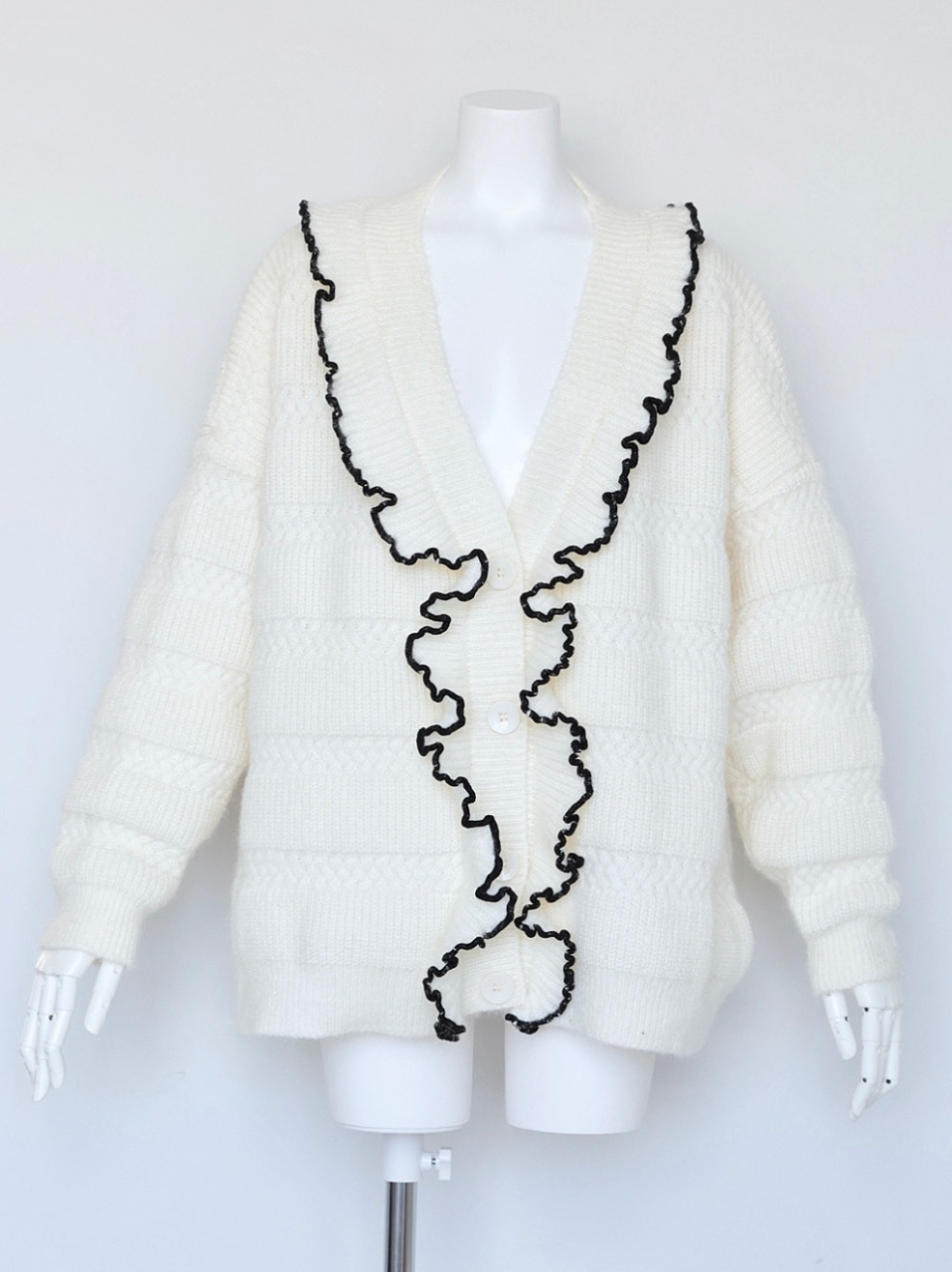 ゴージャスフリルオーバーカーディガンWHITE スタイリングイメージ1