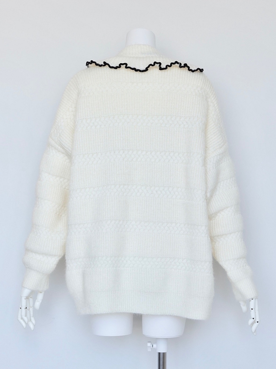 ゴージャスフリルオーバーカーディガンWHITE スタイリングイメージ3